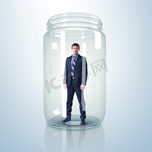 一名商人被困在一个透明的玻璃瓶里