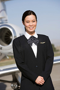 亚洲中年空姐在飞机前的肖像。