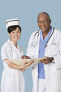 浅蓝色背景下的快乐医疗人员肖像和医疗报告