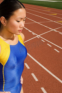 女子田径运动员站在跑道上