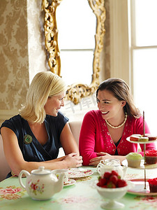 两位年轻女性在茶室用餐