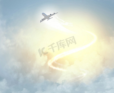 背景为云的飞机在空中飞行的图像