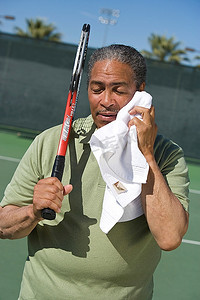 网球运动员用毛巾擦脸