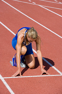 女运动员在起跑台上，准备跑步