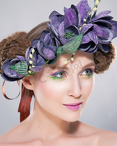 美女-年轻的发型模特在五颜六色的花环特写艺术肖像。系列照片