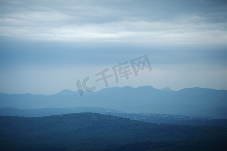 多云山脉景观