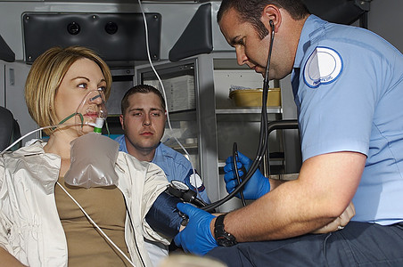 医护人员在救护车上照顾受害者