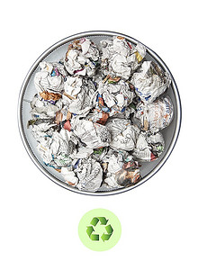 垃圾桶里皱巴巴的纸，白色背景上有回收标志