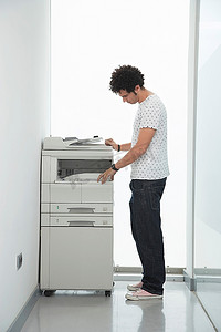 男子使用复印机在走廊