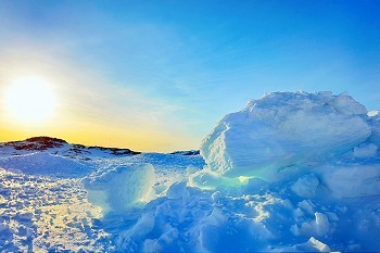 春季格陵兰岛的冰和太阳