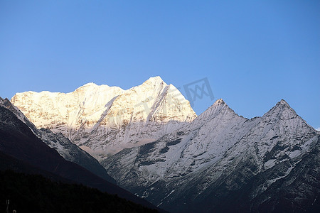 云雾中的高山。尼泊尔。珠穆朗玛峰