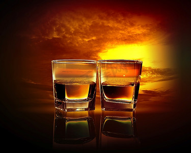 两杯威士忌与海例证在反对天空背景