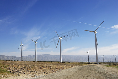 沙漠中的风力涡轮机