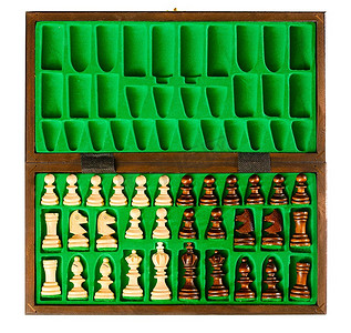 一套木制棋子在绿色盒子