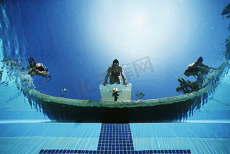 跳水板上游泳者的水下景观