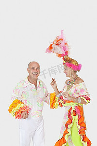 嘉年华活动背景摄影照片_穿着巴西服装的幸福的高年级舞伴在灰色背景下跳舞