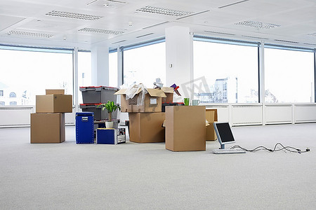空置办公空间地板上的纸箱和设备