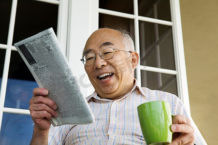 老年人读报