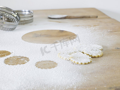 糕点切割器，饼干和面粉散落在桌子上，近距离观察