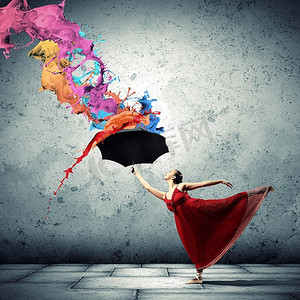 一个芭蕾舞演员在飞行缎礼服与伞下的油漆