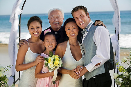 新娘和新郎在海滩上与家人