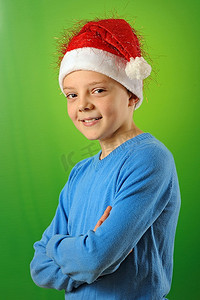 戴圣诞帽的男孩摄影照片_戴圣诞老人帽子的男孩