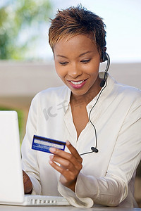在网上使用信用卡的女性