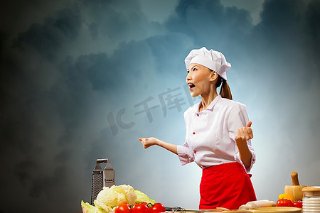 愤怒的亚洲女性厨师反对与闪耀效果的颜色背景