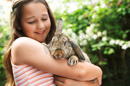 抱着兔子的女孩