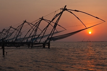 日落时的高知中国渔网。科钦堡，印度喀拉拉邦科奇市