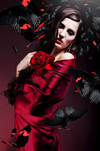 精美的蝴蝶摄影照片_美丽的妇女在红色织物与红色玫瑰美丽的妇女在红色织物与红色玫瑰和蝴蝶