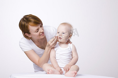 清洁婴儿和急症的女人；S(1-2)脸，摄影棚拍摄