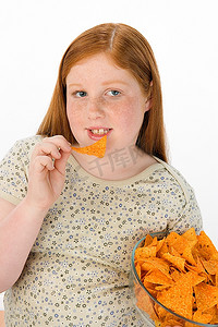 吃薯片的超重女孩