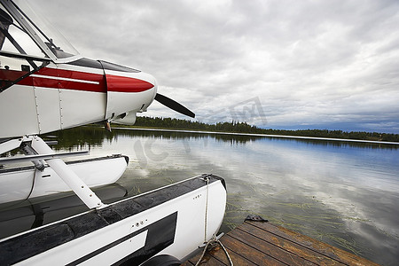 水上飞机码头摄影照片_美国，阿拉斯加，水上飞机系在码头，近距离