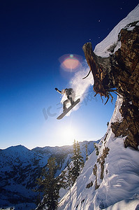 滑雪板运动员从山崖上跳下