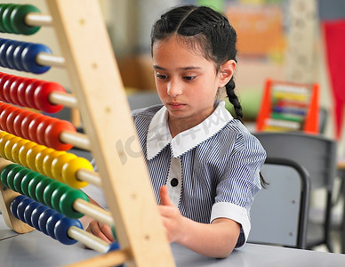 数学小孩摄影图片-数学小孩摄影作品-千库网