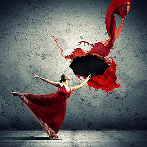 一个芭蕾舞演员在飞行缎礼服与伞下的油漆