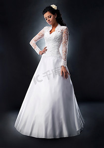头戴鲜花的白色婚纱美女--系列照片