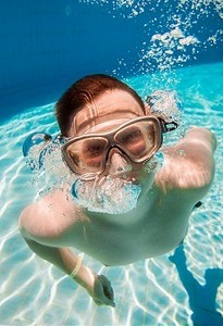 活动气泡摄影照片_十几岁的孩子在游泳池的水下漂浮