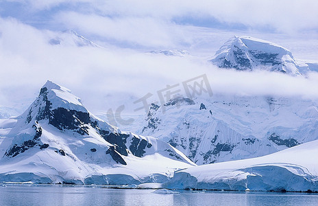 海洋地平线摄影照片_南极洲白雪覆盖的山脉和冰山