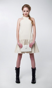 钱包模特摄影照片_白色背景下穿着现代连衣裙的可爱年轻模特