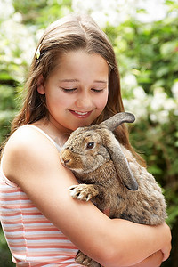 抱着兔子的女孩