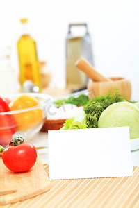 空白餐桌摄影照片_餐桌上有新鲜的食物和蔬菜