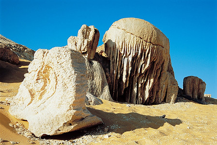 沙子中的矿物形成工艺品佛像