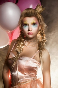 广告复古摄影照片_美丽的公主带着烟雾中的气球。童话故事