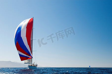 体育风摄影照片_帆船比赛中的帆船