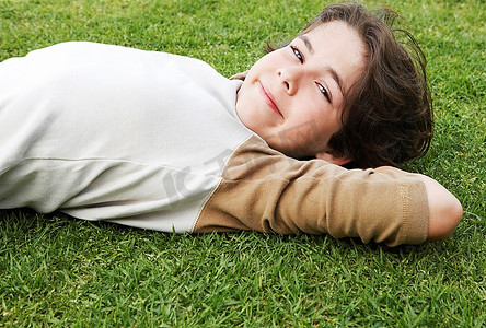 躺在草地上的小男孩