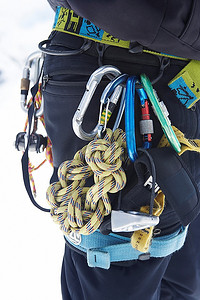 远足者的腰带中间部分充满了安全绳