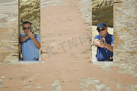 财税培训摄影照片_两名男子在射击场瞄准手枪