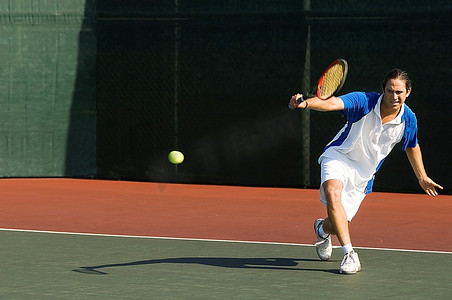 网球运动员反手击球